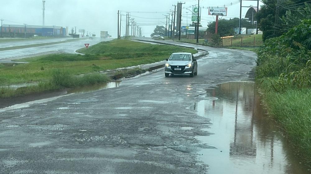 Quando chove a via marginal, da principal rodovia do estado, fica em uma situação complicada