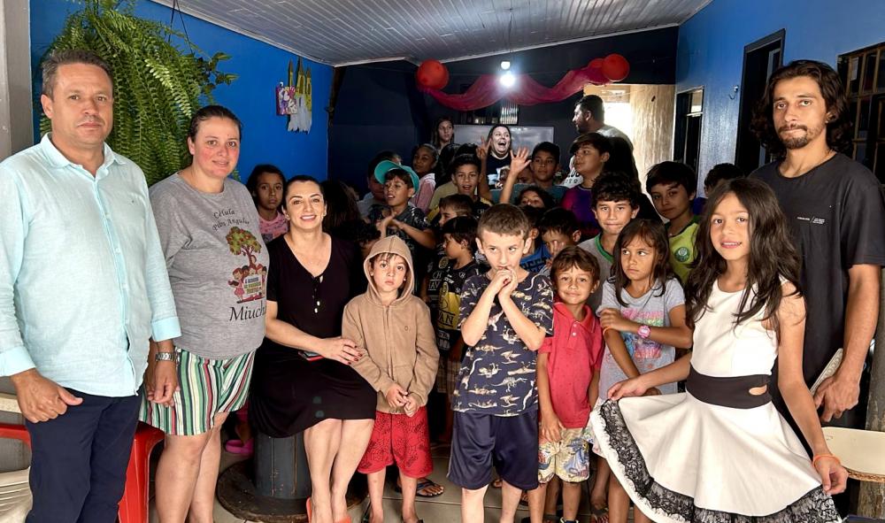 A artesã Miucha Mostacio desenvolve um projeto social com as crianças do bairro