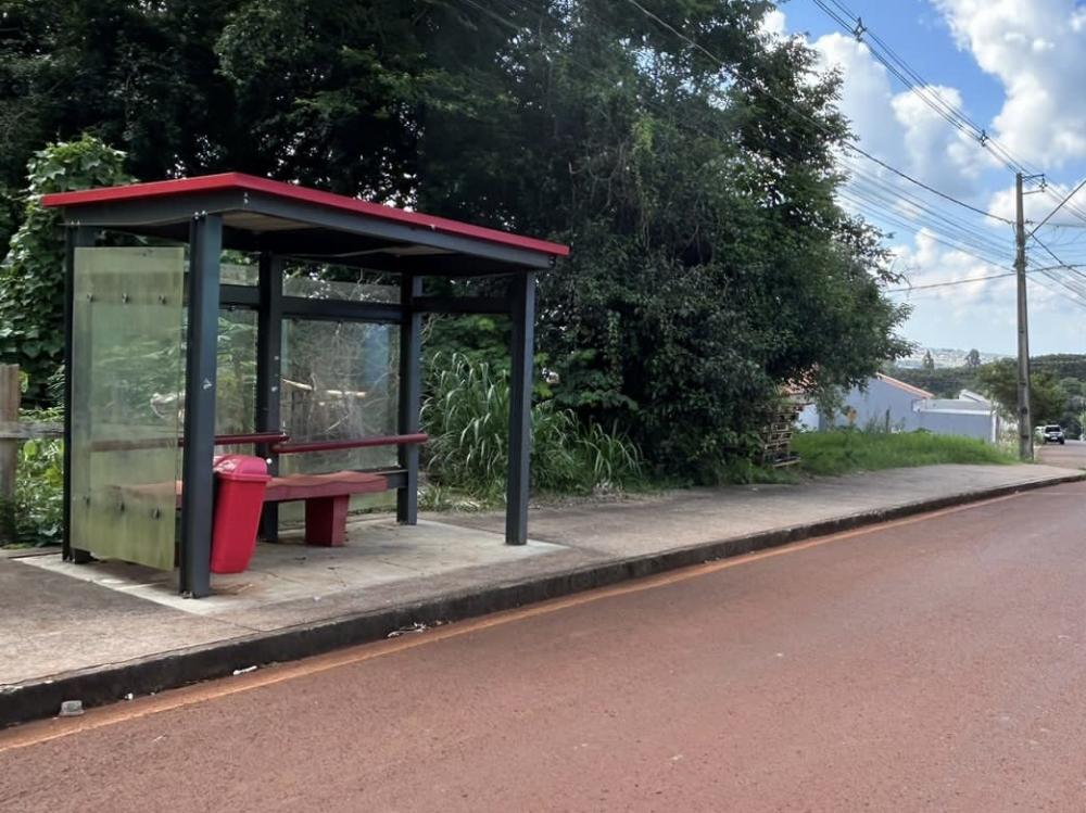 Moradores chegam a andar mais de 1,5 quilômetros para acessar o transporte
