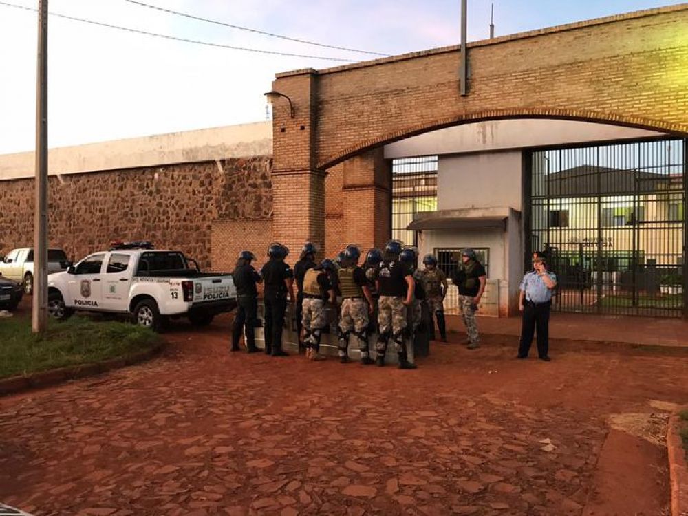 Policiais defronte à prisão de onde fugiram os presos. Foto: Gilberto Ruiz Dias