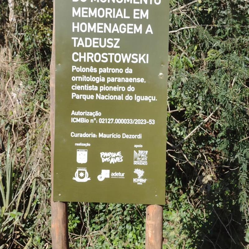 Placa marca a construção do novo memorial
