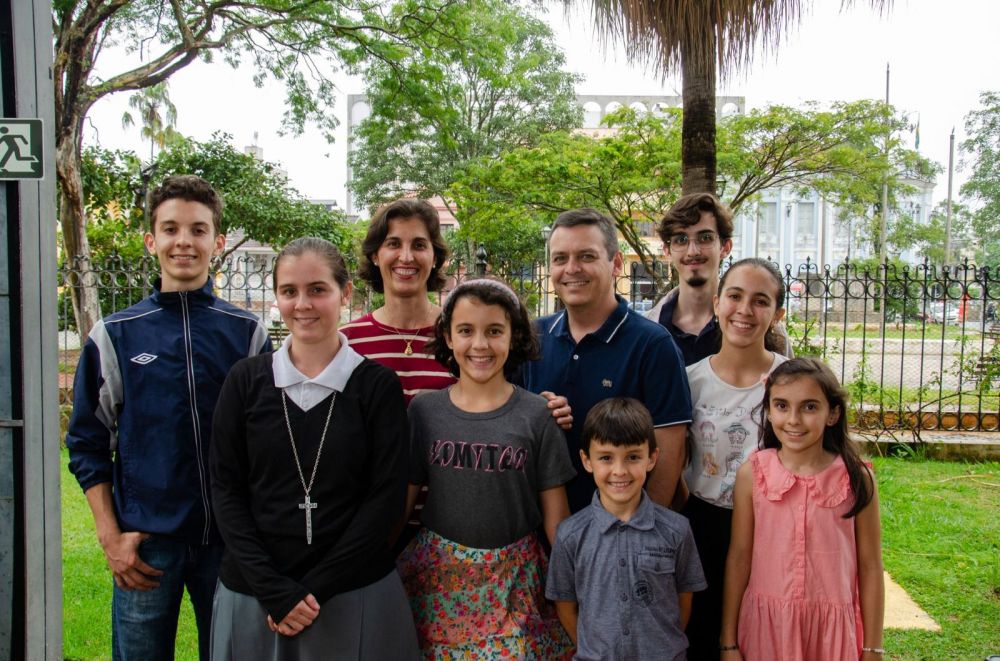 André, a esposa e seus sete filhos