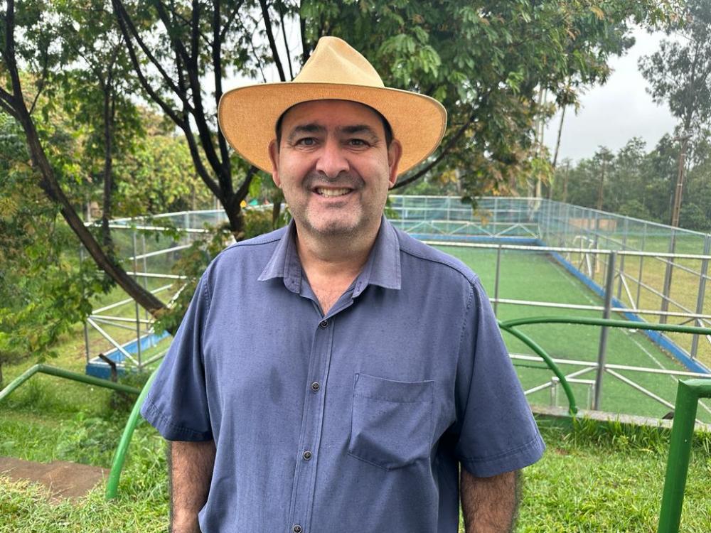 Vereador Josué de Souza em frente ao campo de grama sintética, uma das conquistas do bairro