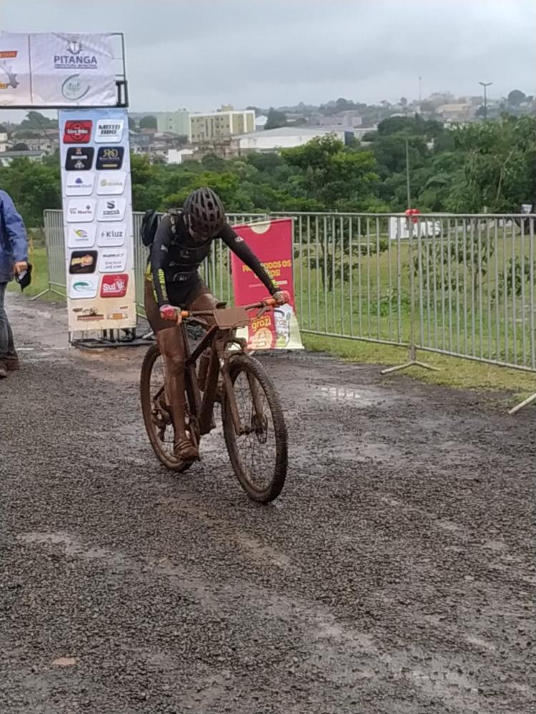 Rosângela Schmitz ao cruzar a linha de chegada