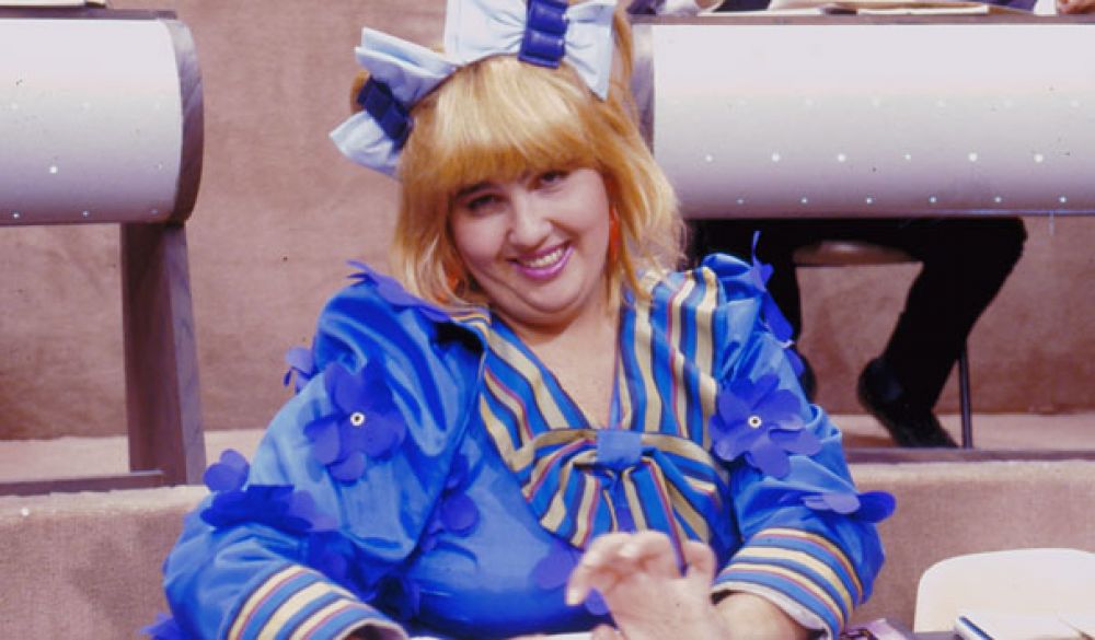 dona cacilda sendo interpretada pela atriz Claudia Jimenez