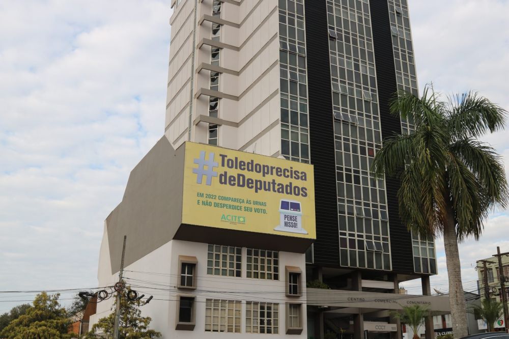 banner no prédio da acit
